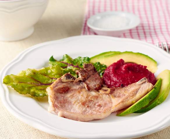 Chuletas de cerdo con puré de remolacha