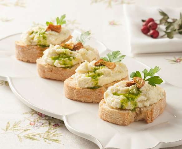 Brandada de bacalao, pan rústico y aceite de perejil