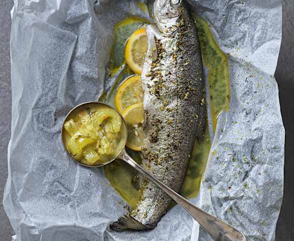 Forellenpäckchen auf Schmorgurken