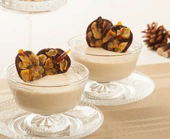 Mousse de turrón con galleta crujiente de cereales y chocolate