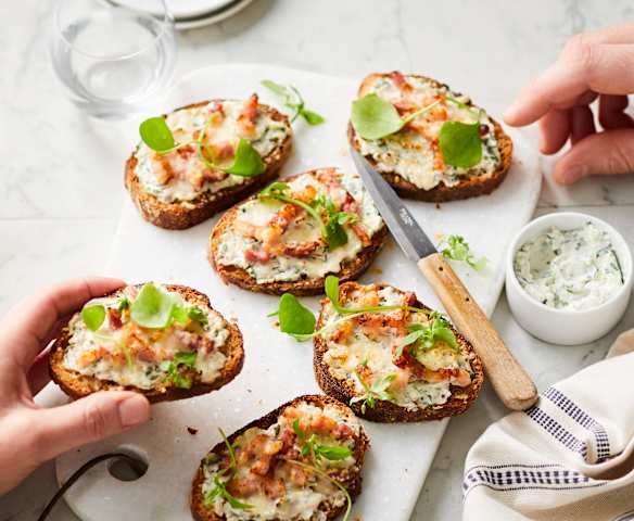 Tartines aux comté, parmesan, lardons et roquette
