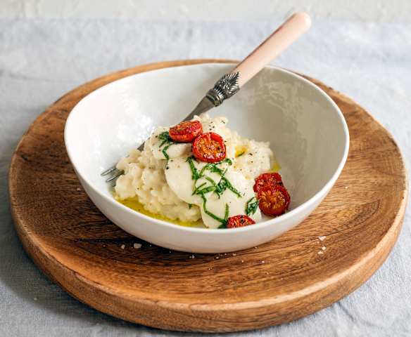 Basilikum-Risotto mit Mozzarella und Schmortomaten