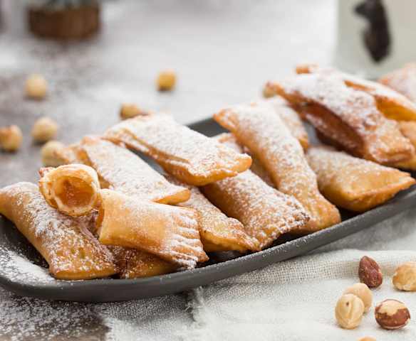 Casadielles de dulce de manzana con avellanas