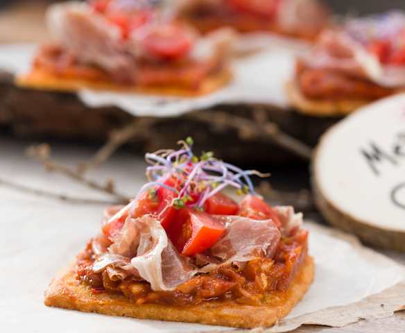 Galletas de parmesano con tomate y jamón Galletas de parmesano con tomate y jamón