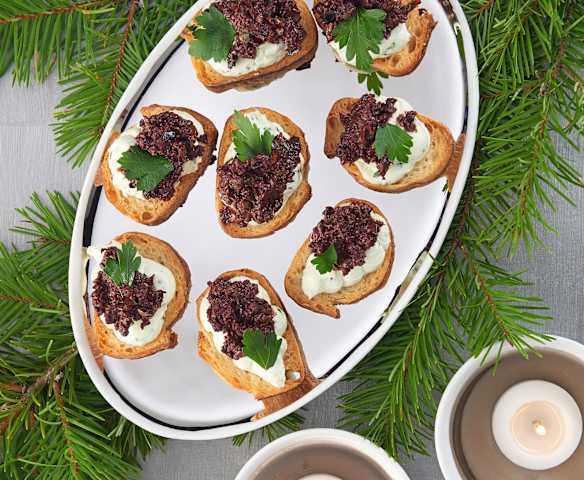 Herbed Goat Cheese Crostini with Tapenade