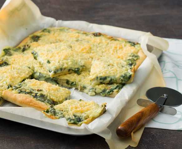 Pizza con bechamel de espinacas