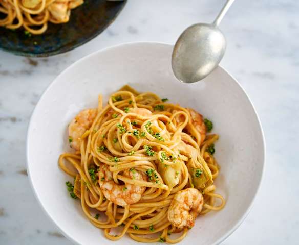 Linguine com camarão e alcachofra