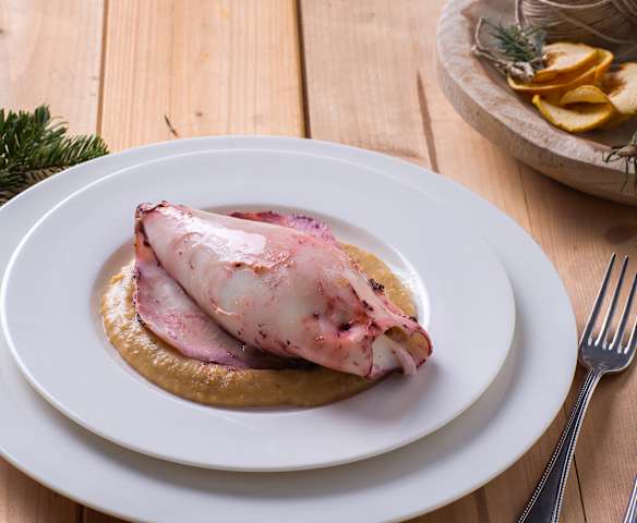 Calamari ripieni su crema di pane