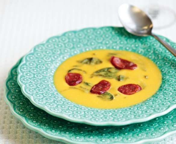 Sopa de grão com agrião e chouriço