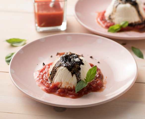 Panna cotta de mozzarella con tomate y balsámico