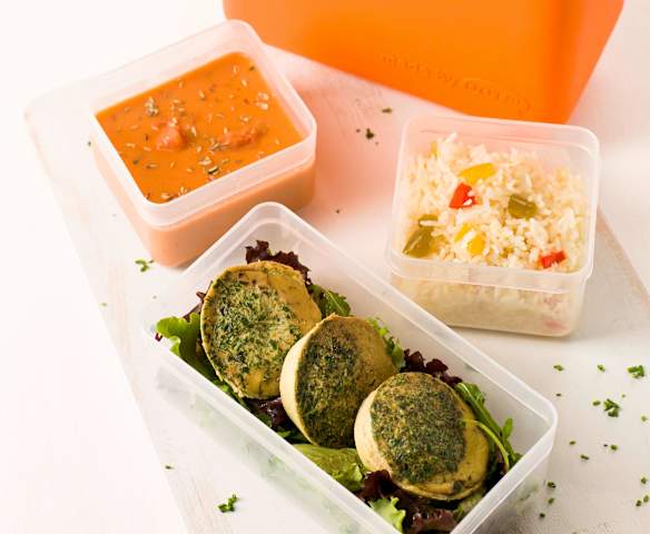 Marmita completa: ovos enformados, arroz de pimentos e sopa de tomate e grão