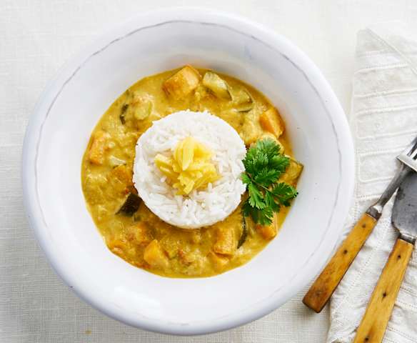 Estufado de vegetais e fruta com caril