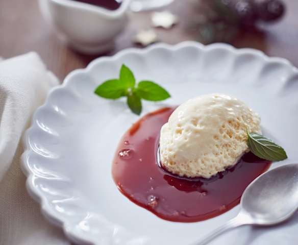Geeiste Mousse mit Tonkabohne und Rotweinsauce