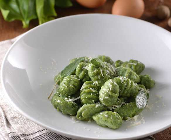 菠菜起司麵疙瘩佐奶油鼠尾草醬