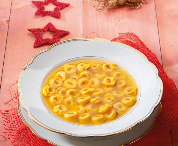 Cappelletti ripieni in brodo di cappone Cappelletti ripieni in brodo di cappone