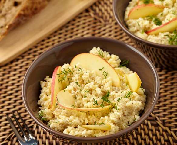 Sýrový salát s vlašskými ořechy