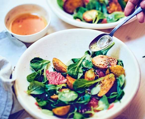 Mâche aux pommes de terre rôties, jus d'agrumes