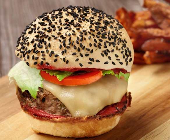 Hambúrguer com ketchup de beterraba