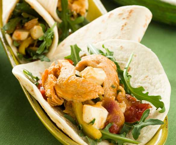 Fajitas de pollo, rúcula y calabacín