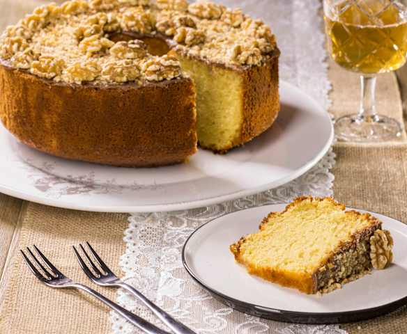 Chiffon cake alle nocciole con glassa al cioccolato al latte