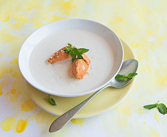 Helado de pimientos del piquillo confitados con ajoblanco
