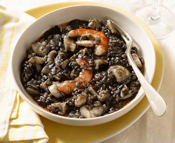 Arroz negro con gambones y sepia Arroz negro con gambones y sepia