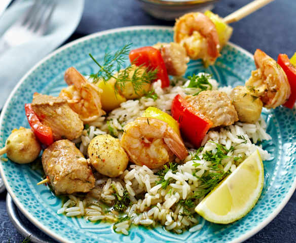 Kebab mit Wels und Garnelen und Kräuterreis