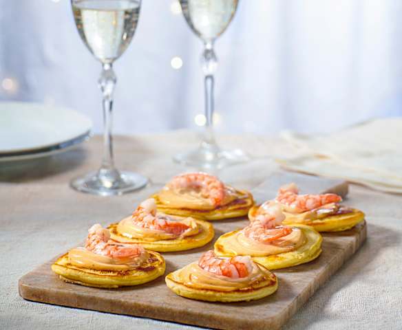 Blinis al curry con gamberi