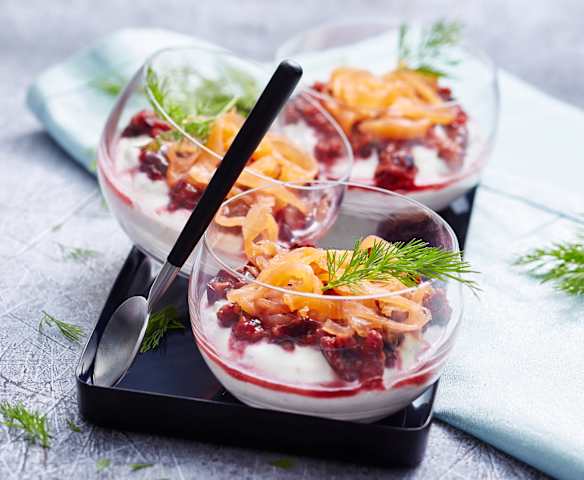Verrine aux chèvre frais, noix, saumon fumé et cerises