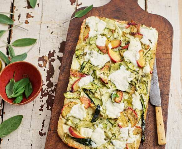 Piza de burrata e pêssego com massa de iogurte