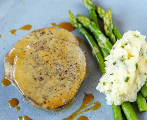 Frenk Soğanlı Patates ve Kuşkonmaz Eşliğinde Bonfile