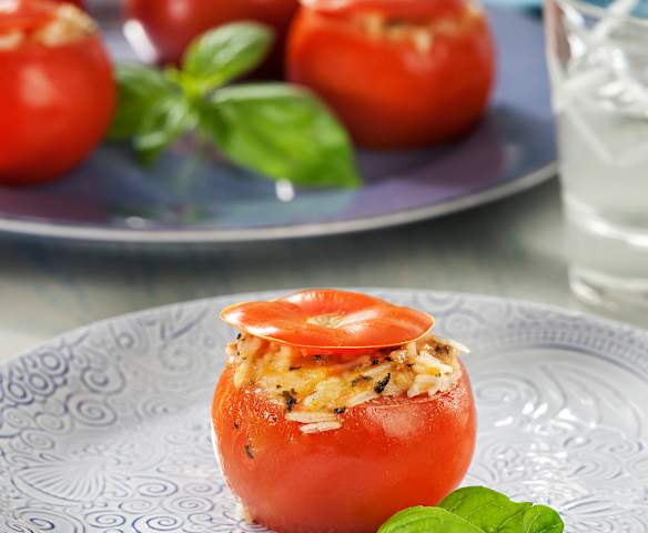Tomates rellenos de arroz a las hierbas