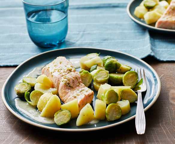 Lachs mit Rosenkohl und Senfsauce