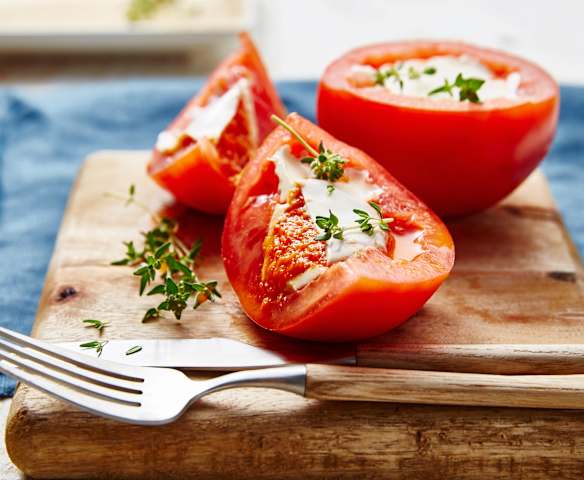 Tomates farcies à la pannacotta au parmesan, cœur coulant poivron et framboise