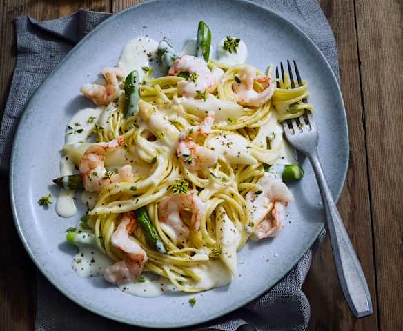 Pasta mit Spargel-Zitronensauce und Garnelen