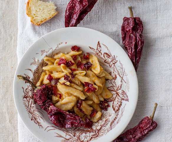 Strascinati con mollica e peperoni cruschi