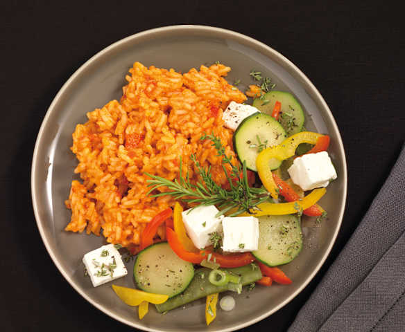 Tomaten-Paprika-Reis mit Sommergemüse und Feta Tomaten-Paprika-Reis mit Sommergemüse und Feta