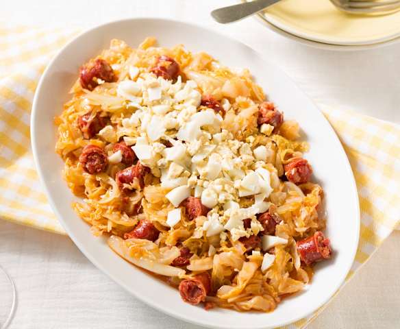 Repollo salteado con chistorra y huevo duro