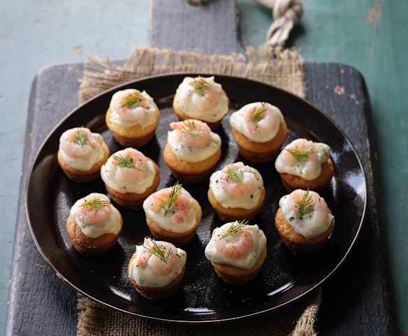 Canapè di polenta con gamberi e maionese all'aneto
