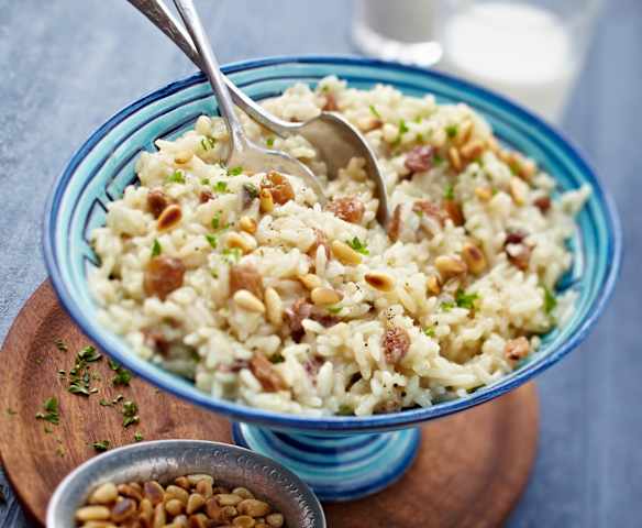 Pilaw z rodzynkami i orzeszkami piniowymi