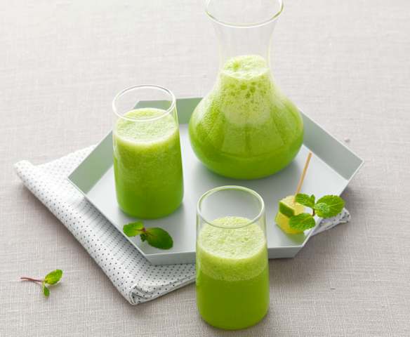 Bebida gasosa de pepino e gengibre