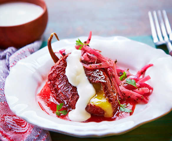 Chile ancho relleno de frijol y plátano