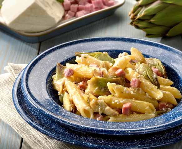 Penne mit Artischocken, Schinken und Ricotta