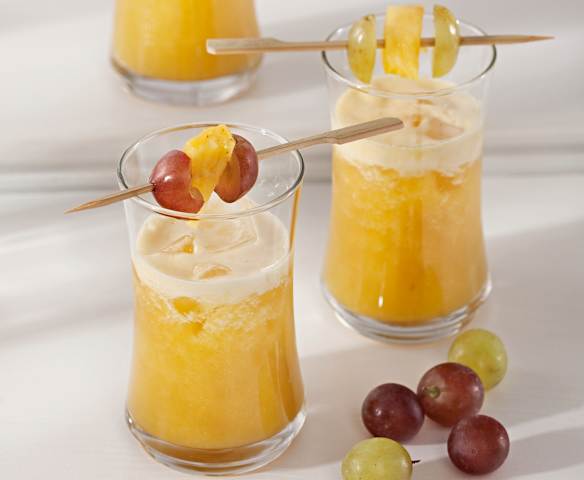 Cóctel de piña y uvas