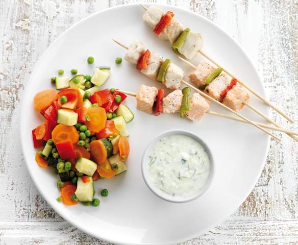 Spiedini di pesce con verdure al vapore e salsa ai cetrioli