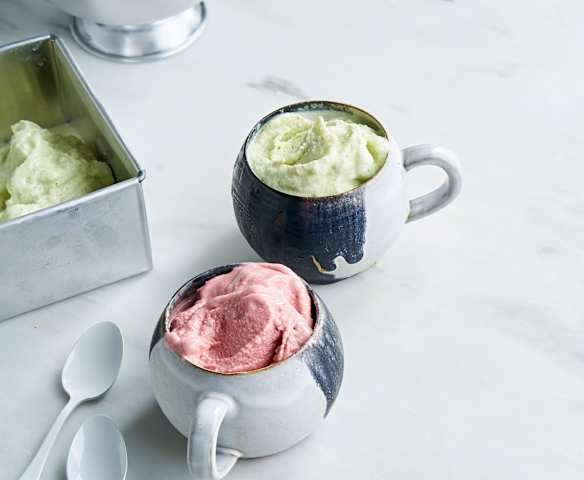 Iogurte gelado de ananás e de morango