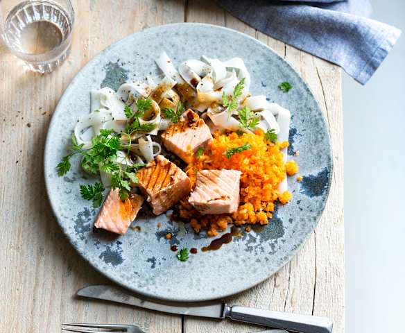 Saumon mi-cuit, carottes et nouilles de riz