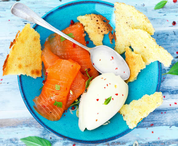 Glace à la citronnelle, tuile au wasabi et saumon fumé