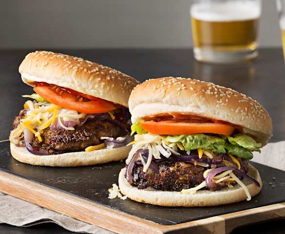 Hamburguesas de buey y aceitunas con cebolla caramelizada (Hestan Cue™)