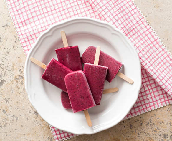 Frozen breakfast yoghurt pops